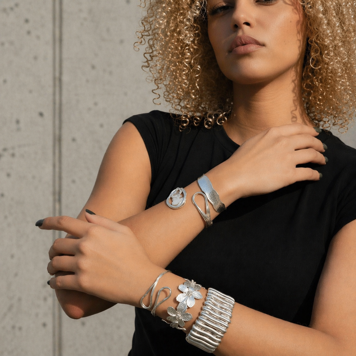 Kiya Cuff - gold plated, detail view