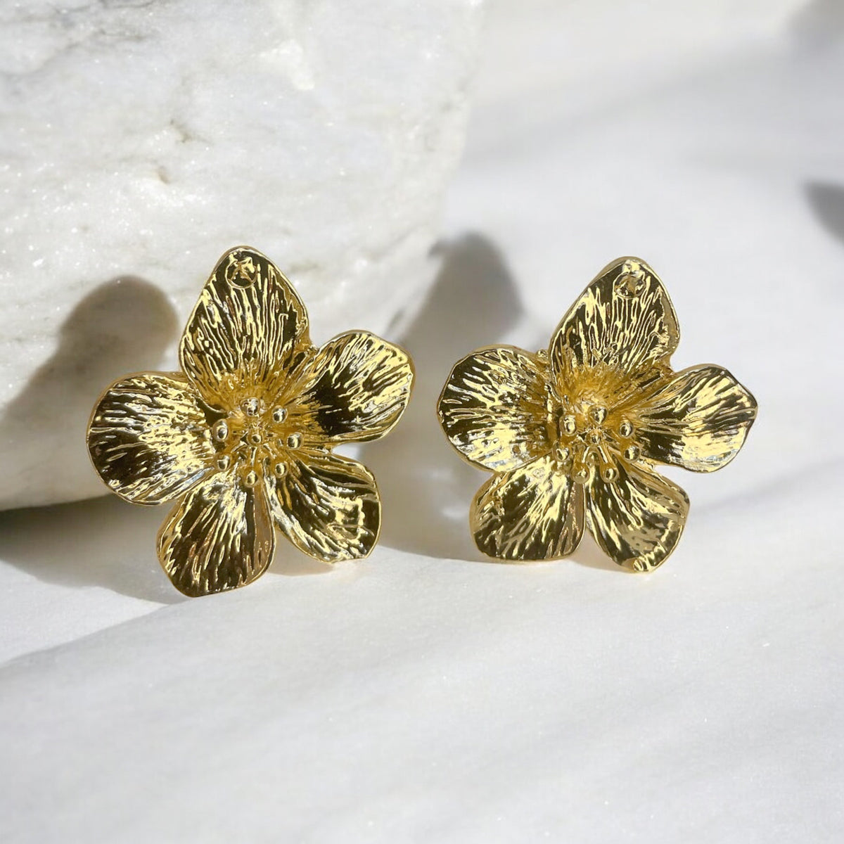 Lira Earrings - detail view